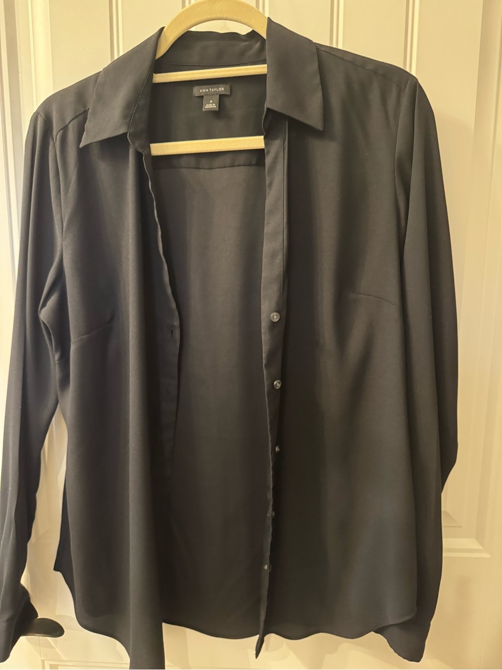 Women’s Ann Taylor Solid Black Button Down Blouse Size M - Picture 2 of 14